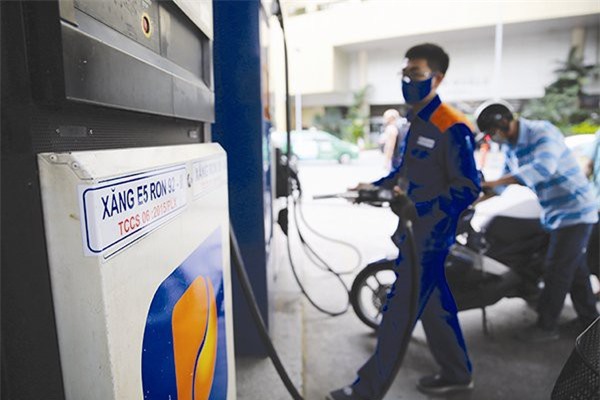 Giá xăng quay đầu giảm 224 đồng/lít sau đợt tăng mạnh