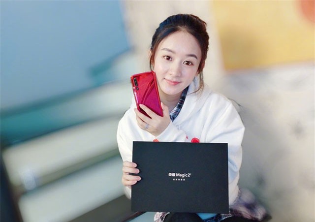 Triệu Lệ Dĩnh khoe nhẫn Phùng Thiệu Phong cầu hôn với gương mặt sưng phù vì mang thai?