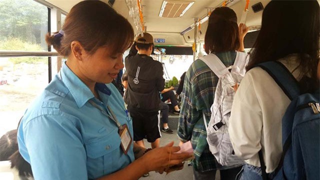 Phụ xe buýt lặng người trước 'gia tài' bỏ quên của người lạ mặt