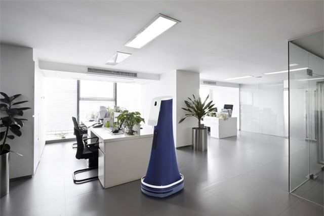 Clip: Độc đáo robot bảo vệ chuyên tuần tra nơi làm việc