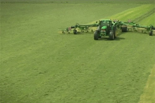 Clip: Cận cảnh cổ máy thu gom cỏ lớn nhất thế giới