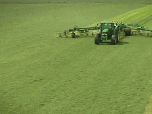 Clip: Cận cảnh cổ máy thu gom cỏ lớn nhất thế giới