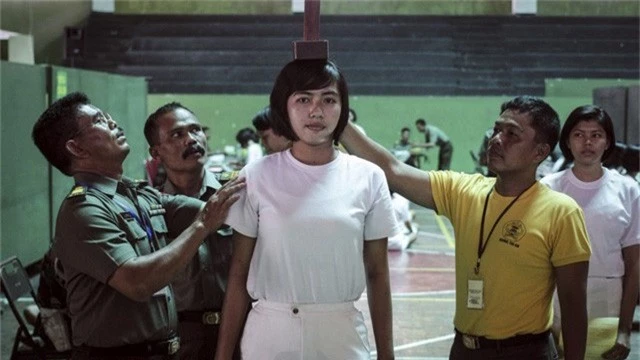 Một ứng viên nữ được kiểm tra sức khỏe khi đăng ký gia nhập lực lượng vũ trang Indonesia (Ảnh: AFP)