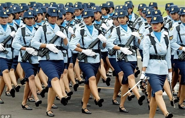 Các nữ quân nhân diễu hành trong sự kiện kỷ niệm ngày thành lập Không quân Indonesia. (Ảnh: AP)