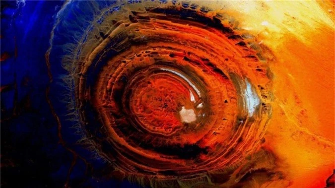 Kết cấu Richat, hay còn được gọi là “Con mắt của Châu Phi” tuyệt đẹp khi nhìn từ trên xuống với nhiều vòng địa chất lồng vào nhau.