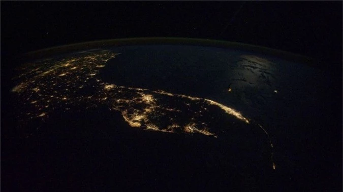 Kelly không chỉ chụp quang cảnh tự nhiên từ ISS. Hình ảnh này cho thấy Florida vào đêm.