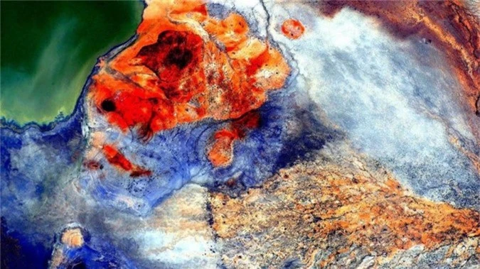 Kelly từng đăng hình ảnh này từ ISS và cho thằng Trung Đông như được trải một tấm thảm. “Tôi là một nhiếp ảnh gia tạm ổn,” Kelly nói với CNET. “Tôi nghĩ khả năng độc đáo của mình là có một con mắt nghệ thuật khi chụp hình trái đất từ trên xuống mà tôi gọi là “Nghệ thuật Trái đất”.”