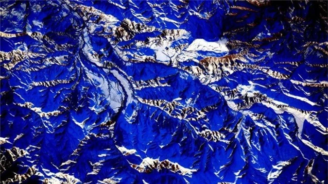 Hình ảnh những rặng núi này cũng được Kelly chia sẻ trên Twitter của mình vào tháng 12 năm 2015, 9 tháng sau ngày đầu tiên anh được đưa lên không gian.