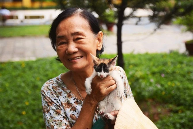Bà "Ba Mèo" yêu đời bên một chú mèo hoang vừa nhặt được.