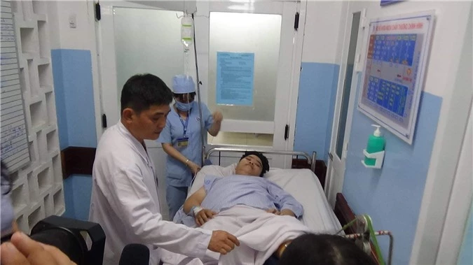 Bác sĩ Bệnh viện Nhân dân Gia Định thăm khám cho nạn nhân. Ảnh: BVCC