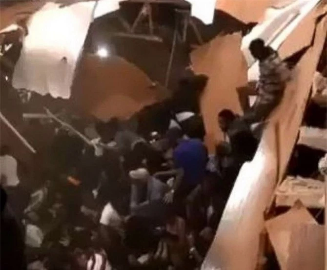 Sàn nhà bị sập sau khi nhiều người cùng khiêu vũ. Ảnh chụp từ clip.