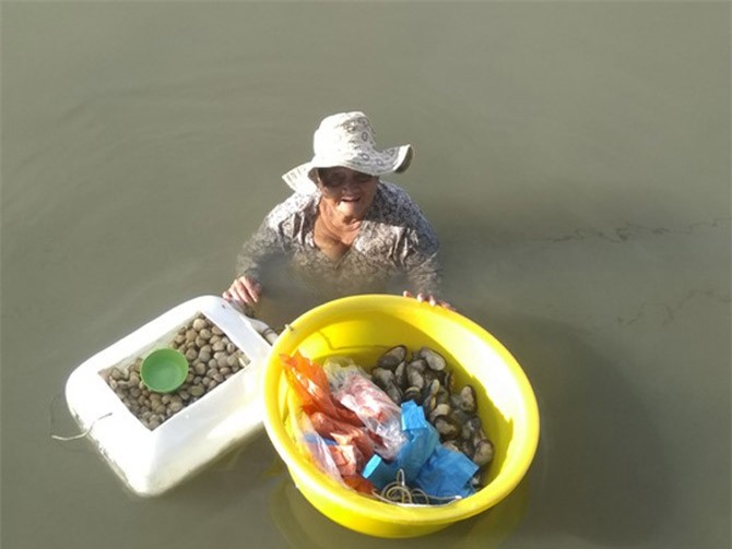 85 tuổi vẫn ngâm mình dưới biển nuôi cháu tâm thần