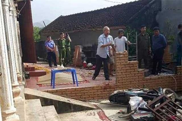 Cảnh sát bao vây nghi can sát hại mẹ nuôi, ôm con trai cố thủ