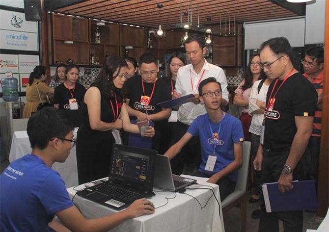 Ý tưởng giảm kẹt xe cho thành phố thông minh của hai học sinh