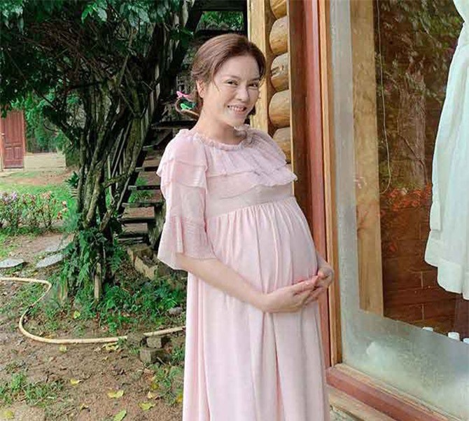 Lý Nhã Kỳ khoe bụng vượt mặt thông báo sắp sinh con - Sự thật ngã ngửa