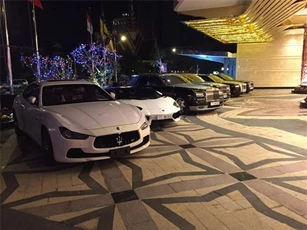 Choáng với dàn siêu xe và xe Rolls-Royce biển "tứ quý" xếp hàng dài tại casino Campuchia