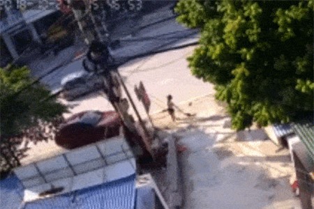 Clip: Người phụ nữ may mắn thoát chết khi bị ôtô tông ở Thái Nguyên