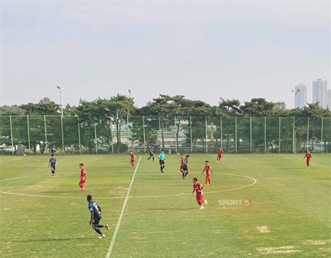 Thủ môn Incheon bị thẻ đỏ, HLV Park Hang-seo 'bắt' vào đá tiếp