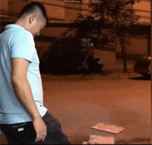 Clip: Văn Quyến gây “sốt” khi sút bóng trúng cột điện cách 30m