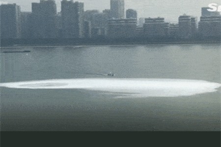 Clip: Xoáy nước khổng lồ xuất hiện giữa sông Tiền Đường (Trung Quốc) khiến nhiều người lo sợ