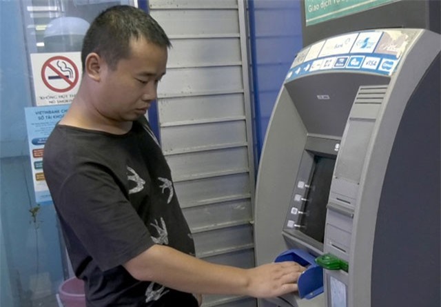 Người đàn ông Trung Quốc mang 102 thẻ ATM giả đi rút tiền