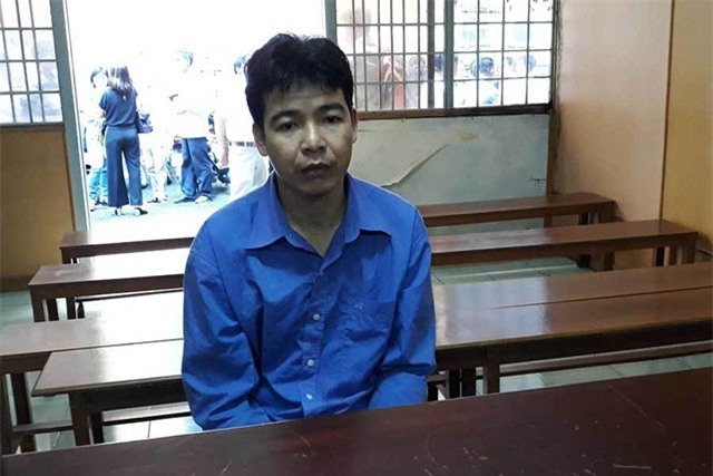 Kẻ đâm thấu tim vợ cũ mỉm cười khi tòa tuyên án tử hình