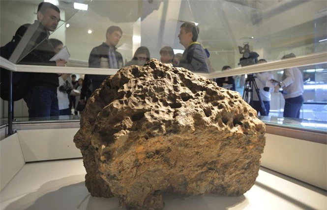 Tảng thiên thạch được tìm thấy ở Nga sau vụ va chạm năm 2013 ẢNH: REUTERS