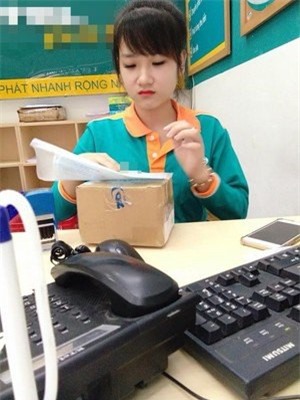 Nhan sắc xinh đẹp của nữ nhân viên chuyển phát nhanh 'gây bão' cộng đồng mạng