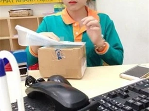 Nhan sắc xinh đẹp của nữ nhân viên chuyển phát nhanh 'gây bão' cộng đồng mạng