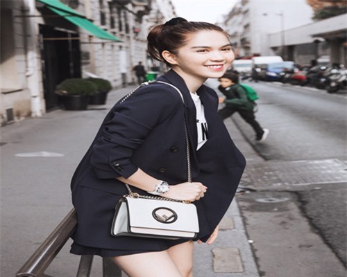 Ngọc Trinh diện hàng hiệu dạo phố Paris