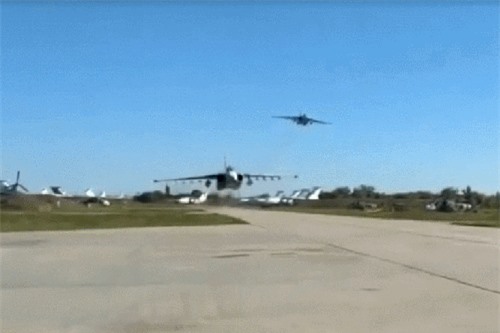 Clip: Bay sát mặt đất, 2 chiến cơ Su-25 vẫn không va chạm