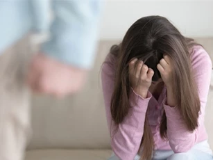 Mặc đồ gợi cảm dự đám cưới em chồng, tôi bị chồng thẳng tay cho một cái tát trời giáng