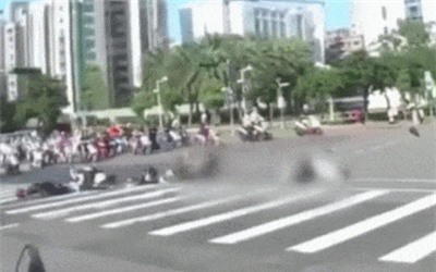 Clip: Cố tình vượt đèn đỏ, xe máy gây tai nạn thảm khốc