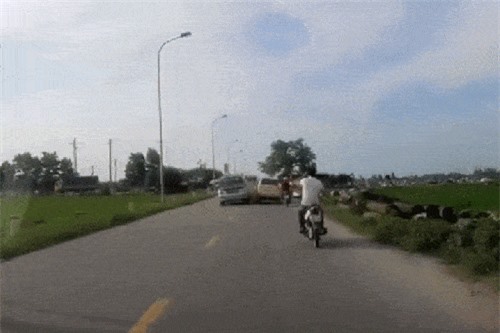 Clip: Tài xế say xỉn lái xe gây tai nạn liên hoàn ở Hà Nội