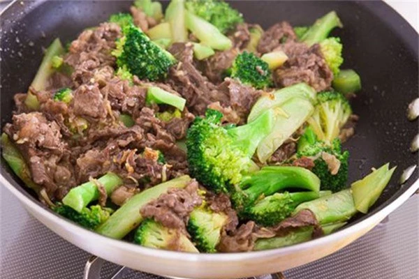 Súp lơ xanh xào thịt bò Súp lơ xanh và thịt bò đều là thực phẩm được khuyến khích trong chế độ giảm cân, có thể dùng làm bữa tối cho cả gia đình, vừa tốt cho sức khỏe, vừa tốt cho cân nặng.