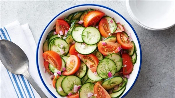 Salad dưa chuột, cà chua bi Đơn giản và dễ chế biến nhất là salad dưa chuột và cà chua bi. Tuy nhiên, để không gây tăng cân, bạn nên trộn với salad với giấm táo, tránh dùng mayonnaise.