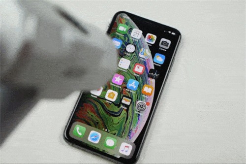 Clip: ‘Tra tấn’ iPhone Xs Max bằng dao và búa