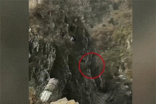 Clip: 'Choáng váng' trước cảnh du khách rơi xuống vách núi dựng đứng
