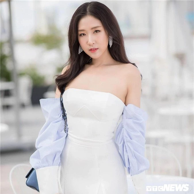 Hot girl Han Quoc xinh dep biet 4 ngon ngu, duoc vi la ‘ban sao' Hari Won hinh anh 2