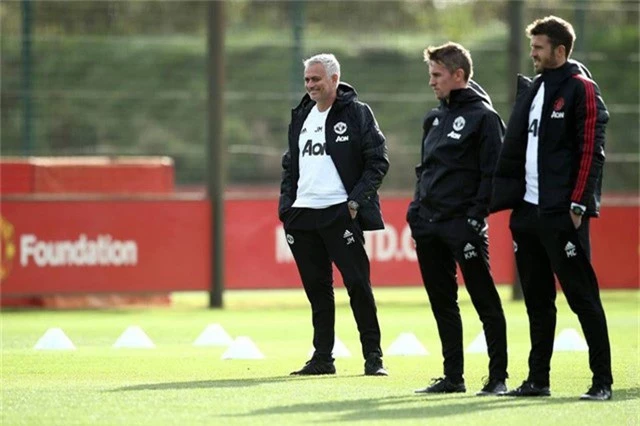 
Mourinho và các trợ lý tươi cười trên sân tập, điều đó cho thấy họ không hề gặp áp lực
