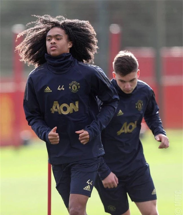 
Tahith Chong, tài năng trẻ xuất sắc nhất học viên Man Utd vào năm trước, cầu thủ trẻ này có mái tóc khá phức tạp
