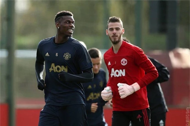 
Pogba (trái) khá vui vẻ trên sân tập cùng các đồng đội
