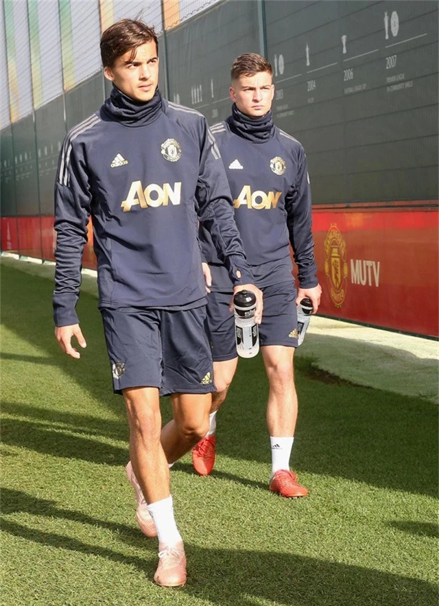 
Tomg Sang (trái) và Zachary Dearnley (phải), hai trong số ba cầu thủ được Mourinho gọi lên tập cùng đội một
