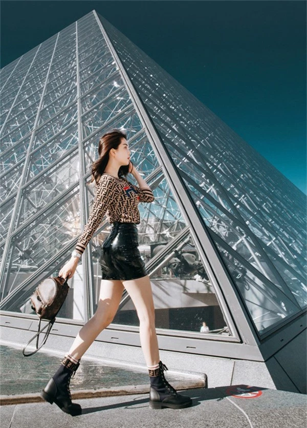 Cô khoe chân dài và đường cong khi diện váy da ngắn chụp ảnh tại Bảo tàng Louvre của Pháp.