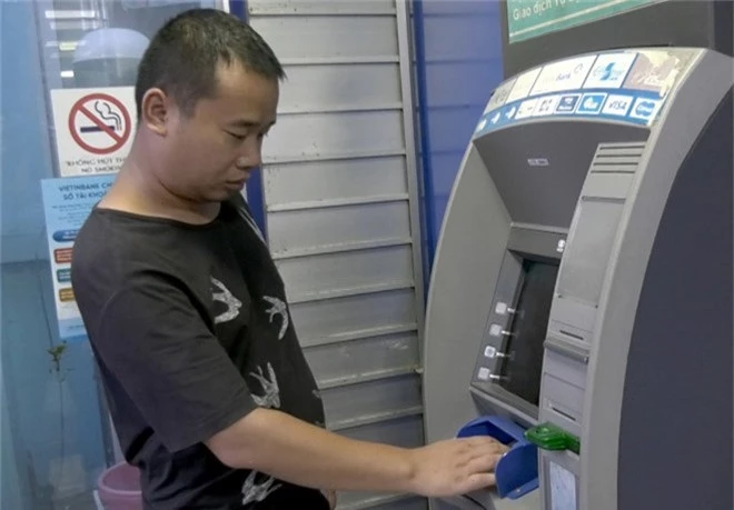 Nguoi dan ong Trung Quoc mang 102 the ATM gia di rut tien hinh anh 1