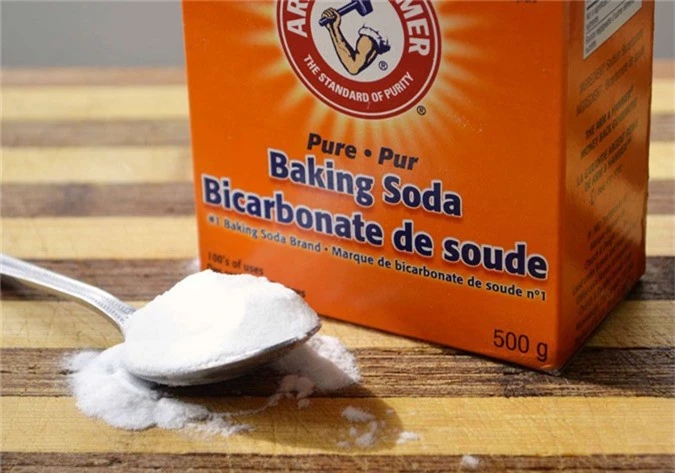 Baking soda: Acid uric là yếu tố quan trọng nhất góp đưa tình trạng bệnh gút ngày càng trầm trọng. Baking soda là nguyên liệu có khả năng giúp giảm lượng axit uric, giúp cắt những cơn đau gút sớm nhất. Bạn chỉ cần trộn 1/2 muỗng cà phê baking soda vào một ly nước và khuấy đều. Uỗng mỗi ngày tối đa 3 lần, không được sử dụng nhiều hơn mức độ đó. Uống đủ 2 tuần thì dừng lại, cơn đau gout cũng sẽ biến mất. Lưu ý: Đối với người trên 60 tuổi, không nên uống quá 2 lần/ngày. Phương pháp này cũng không dành cho người cao huyết áp.