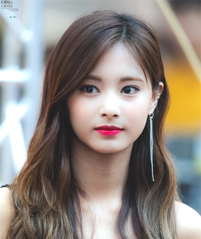 1. Tzuyu (sinh năm 1999, ca sĩ, vũ công, thành viên nhóm nhạc TWICE).