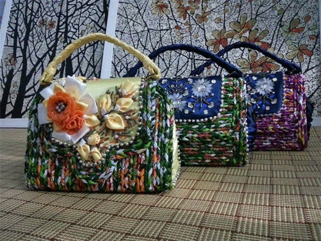 Ảnh: Bộ sưu tập túi xách làm từ vỏ bao mì tôm đầy sắc màu của kỷ lục gia Việt Nam
