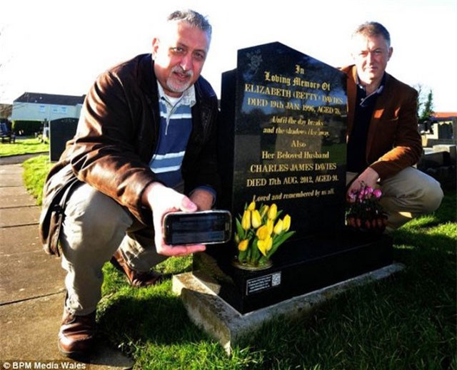 Con trai khắc mã QR lên bia mộ cha để kể về lịch sử hào hùng của ông