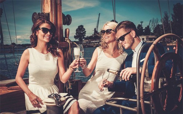 Những người giàu nhất thế giới kiếm tiền từ các ngành nghề nào?